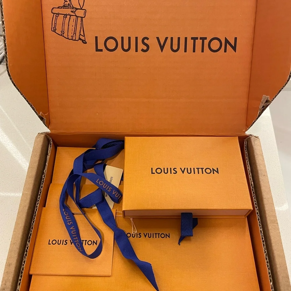 Louis Vuitton Gold LV Necklace with Heart Pendant - Picture 7 of 12